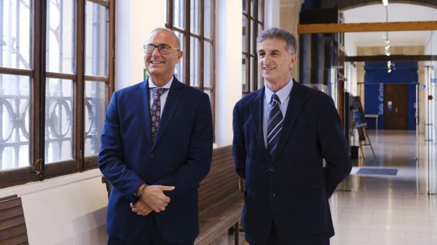 Pablo Lara y Miquel Roca, ayer en el edificio Sa Riera. | MARÍA PEDRAZ