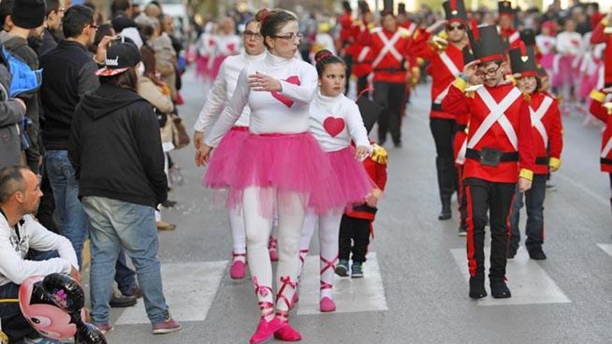 Soldaditos y bailarinas del CEIP Sant Ciriac marchando por la calle Sant Jaume.