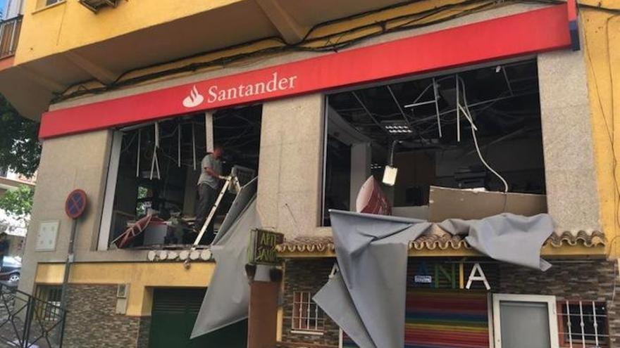 Estado en el que quedó la sucursal del Banco Santander en La Cala del Moral.