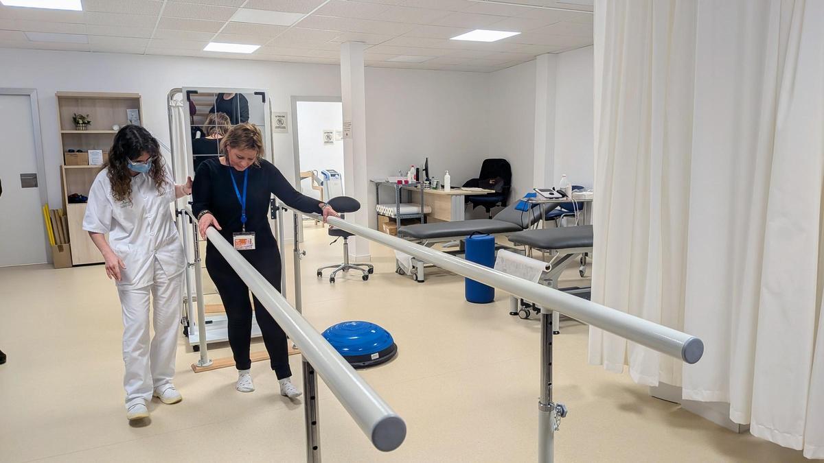 Una paciente de fisioterapia en el centro de salud de Córdoba Centro.