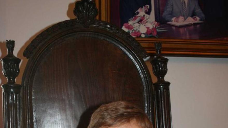 Carlos Gómez, en el sillón de la Alcaldía castropolense.