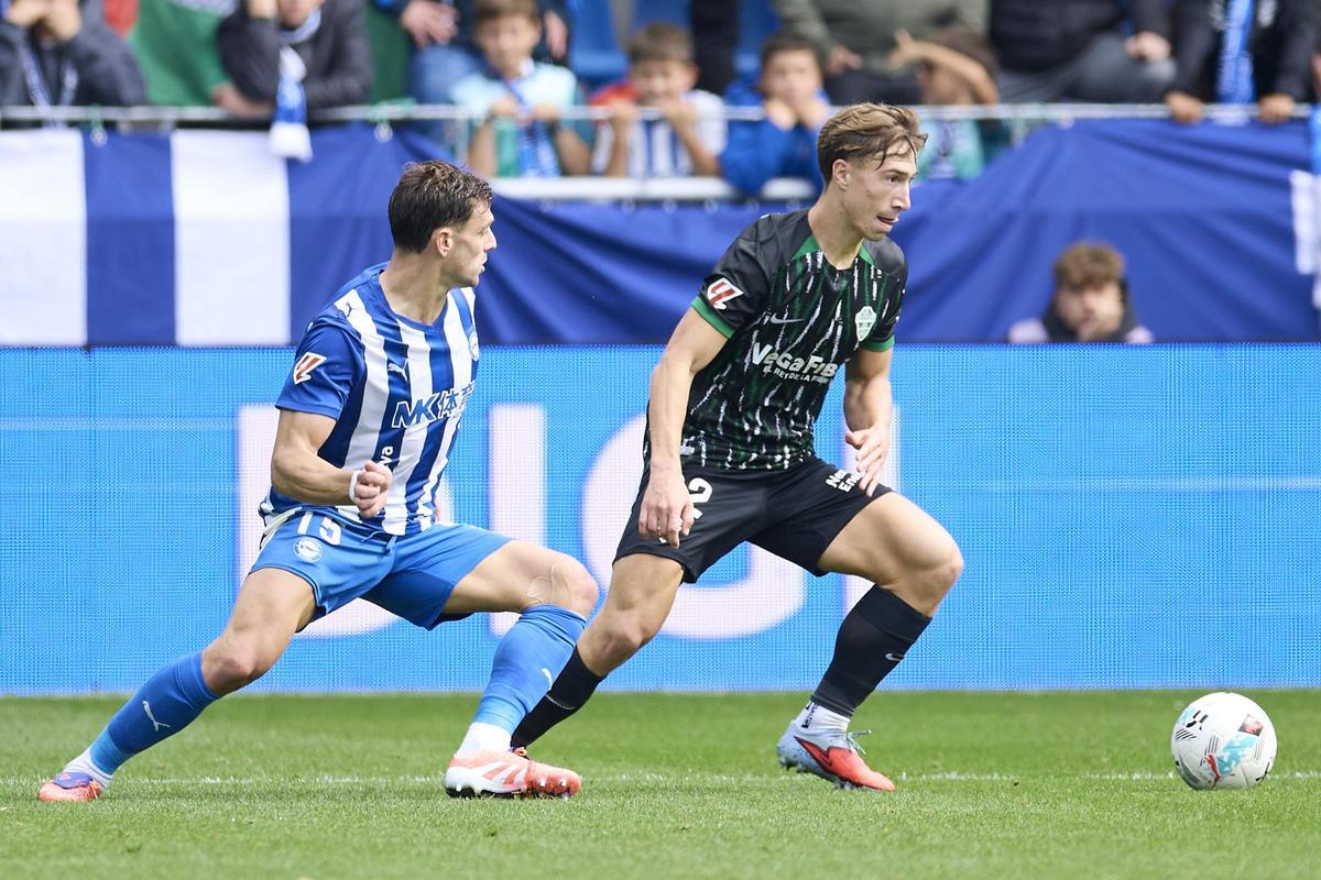 Affengruber mira el balón ante la presión de Lucas Boyé en el Alavés-Elche