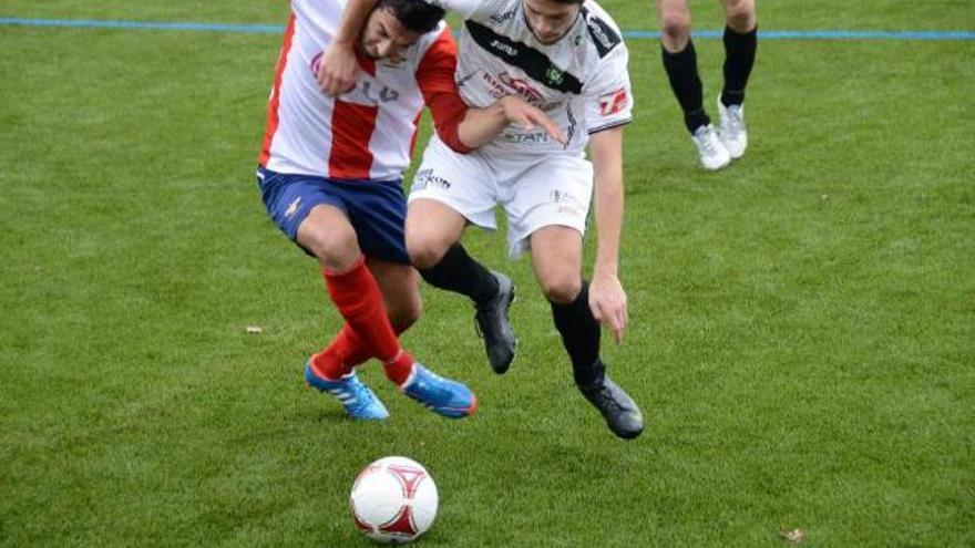 Andrés pugna con un futbolista del Dorneda en el encuentro de la primera vuelta. // Gonzalo Núñez