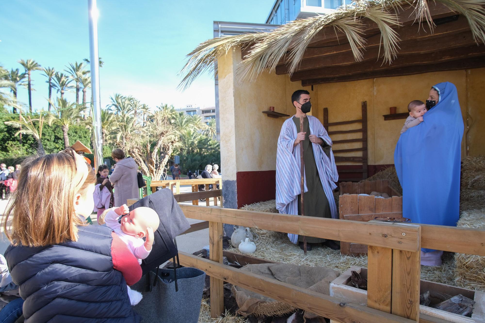 Cientos de personas aprovechan el día festivo para visitar el belén Viviente y el municipal en una jornada marcada por el buen tiempo y las calurosas temperaturas