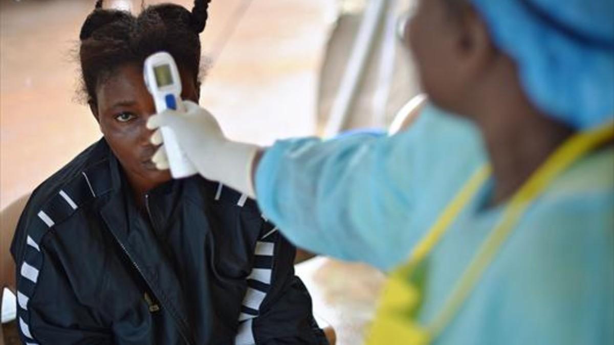 Una niña sospechosa de sufrir el ébola, en el hospital de Kenema (Sierra Leona), en agosto del 2014.