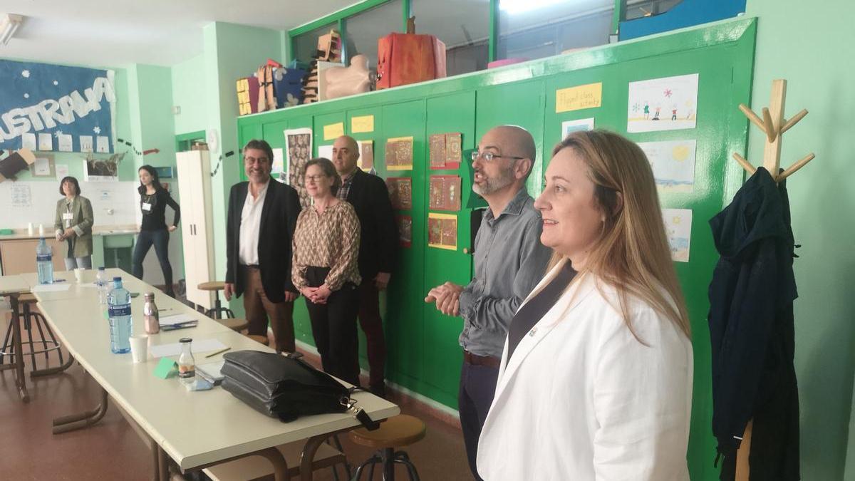 El director del colegio, Mikel de la Torre, y la consejera, Lydia Espina, durante la visita.