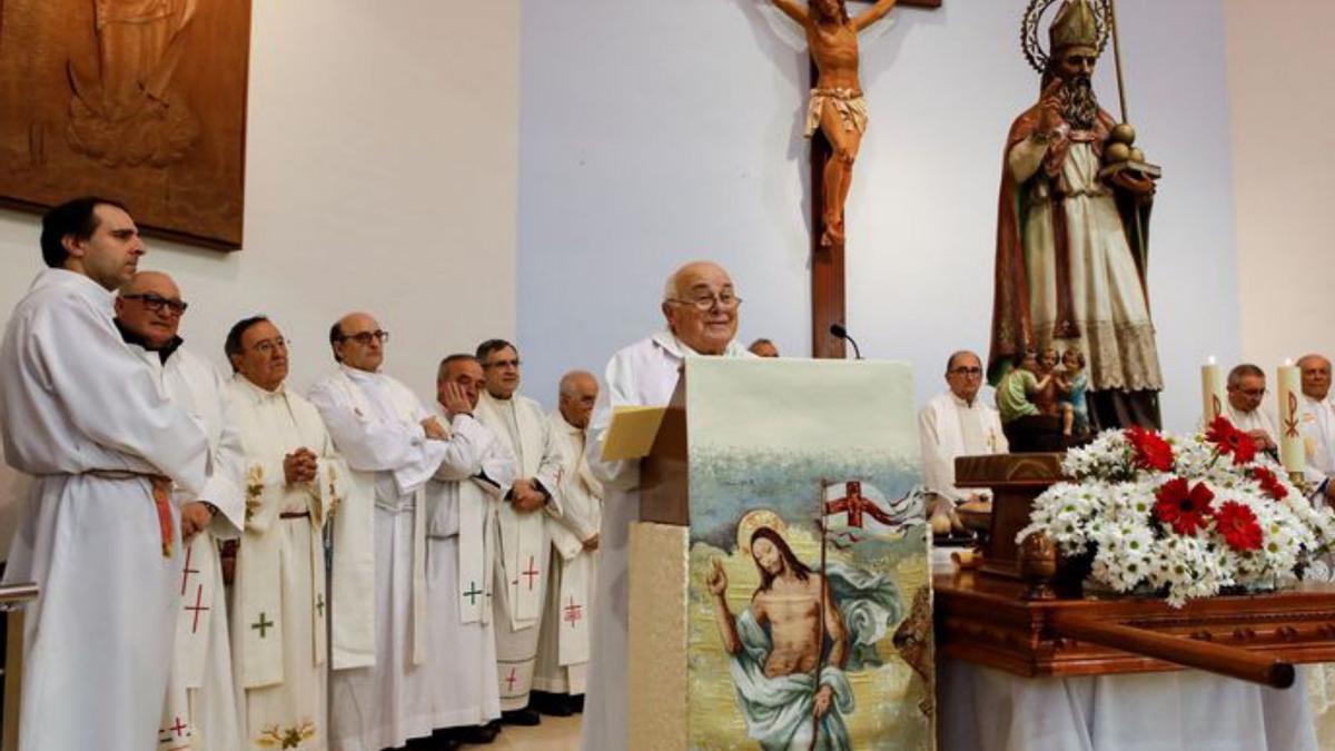 Oficiando una misa en San Nicolás de Bari. | Marcos León