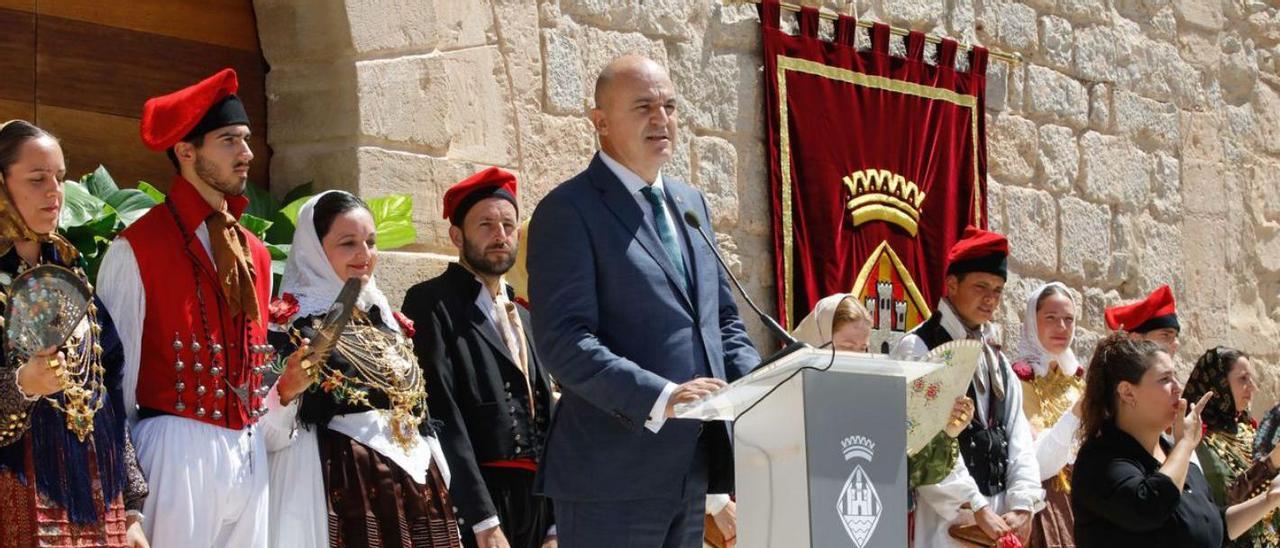 Vicent Marí, durante su discurso, acompañado por una intérprete de la lengua de signos y los integrantes de la &#039;ballada&#039; organizada por la Federación de colles de Ball Pagès d&#039;Eivissa.   |  J.A. RIERA