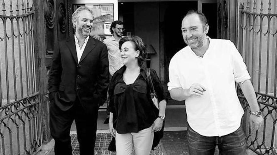 Por la izquierda, Sam Mendes, Mercedes Álvarez y Natalio Grueso. Detrás, Joan Picanyol, subdirector del Niemeyer.