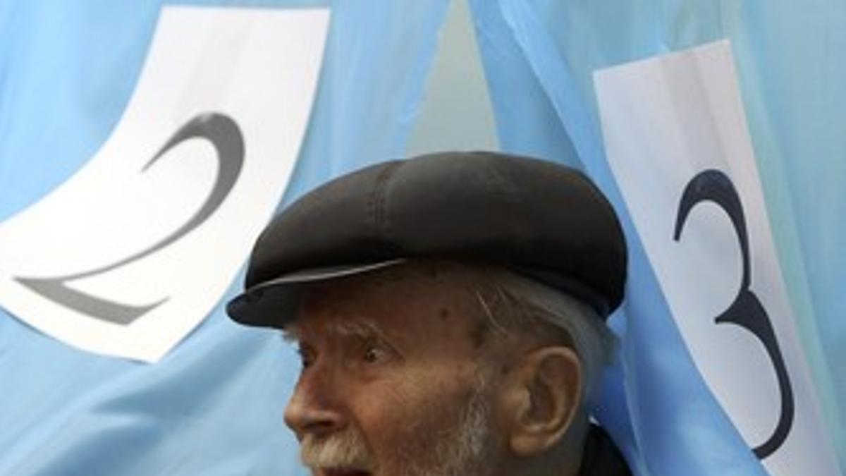 Un hombre vota en un colegio electoral de Simferópol.