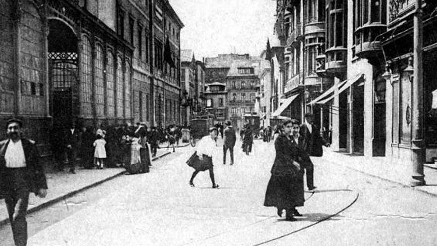 La calle de Jovellanos, con el mercado del mismo nombre a la izquierda, a principios del siglo XX.