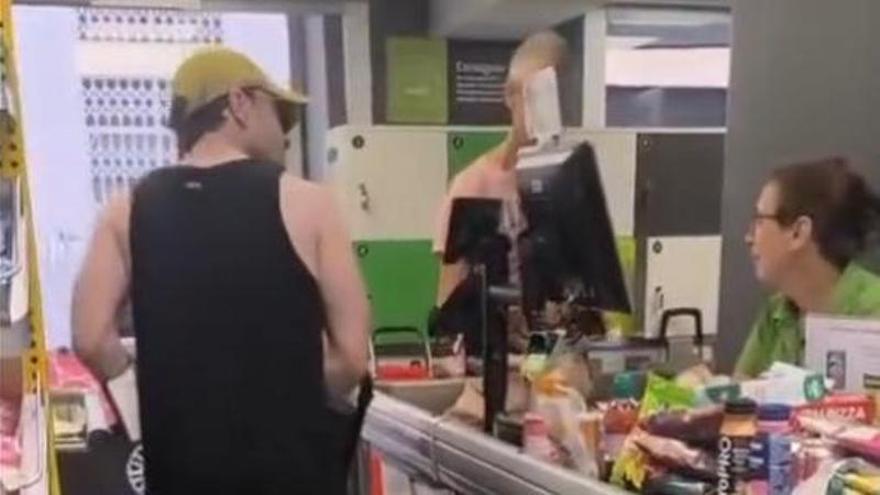 De Hogwarts a HiperDino: Daniel Radcliffe sorprende haciendo la compra en Tenerife