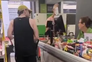 De Hogwarts a HiperDino: Daniel Radcliffe sorprende haciendo la compra en Tenerife