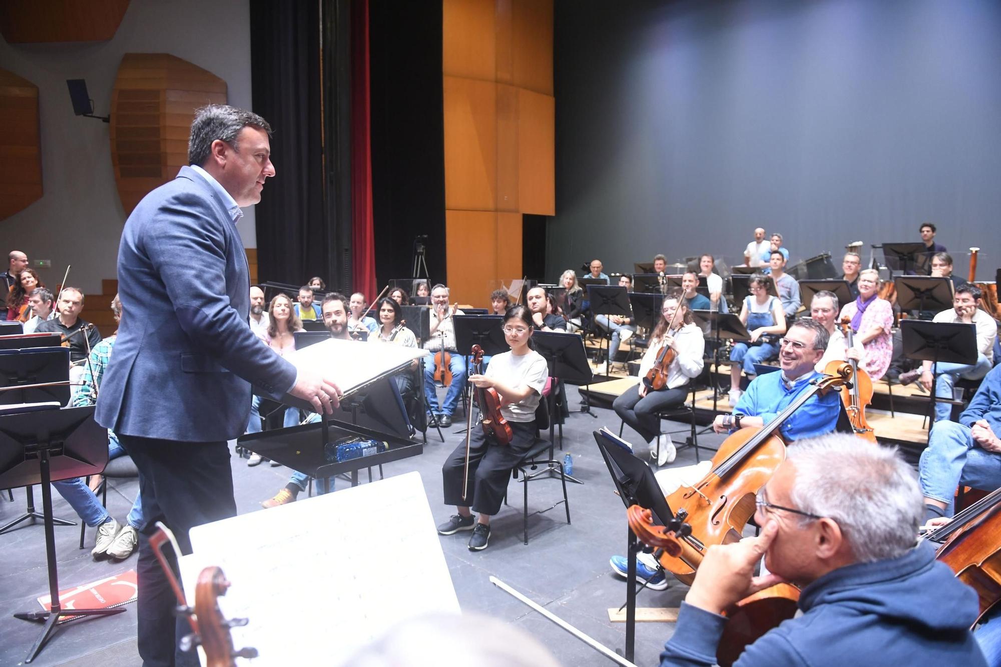 La alcaldesa de A Coruña y el presidente de la Diputación acuden a un ensayo de la Orquesta Sinfónica de Galicia