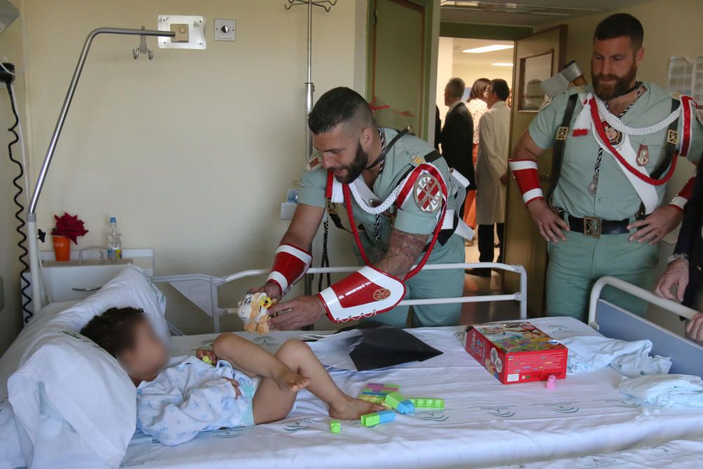 Visita de La Legión y la Cofradía de Mena a los niños del Hospital Materno.