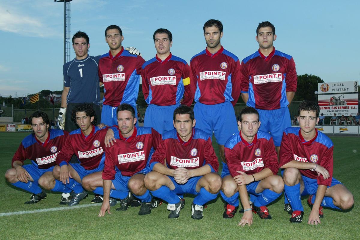 Pitu Pujol, a baix amb les mans agafades, va estar-se sis temporades a l'Escala (2003-09)