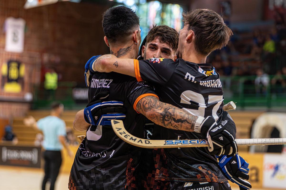 Los jugadores del Lleida celebra un gol durante el torneo