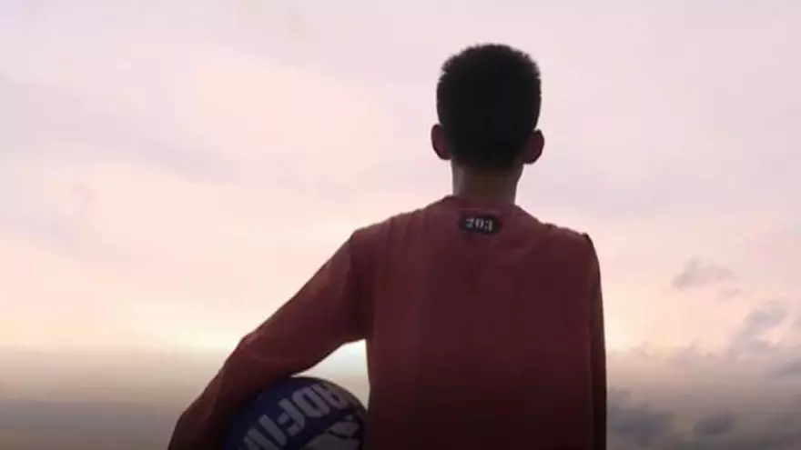Un niño de 14 años se hace viral en las redes jugando al baloncesto con un solo brazo