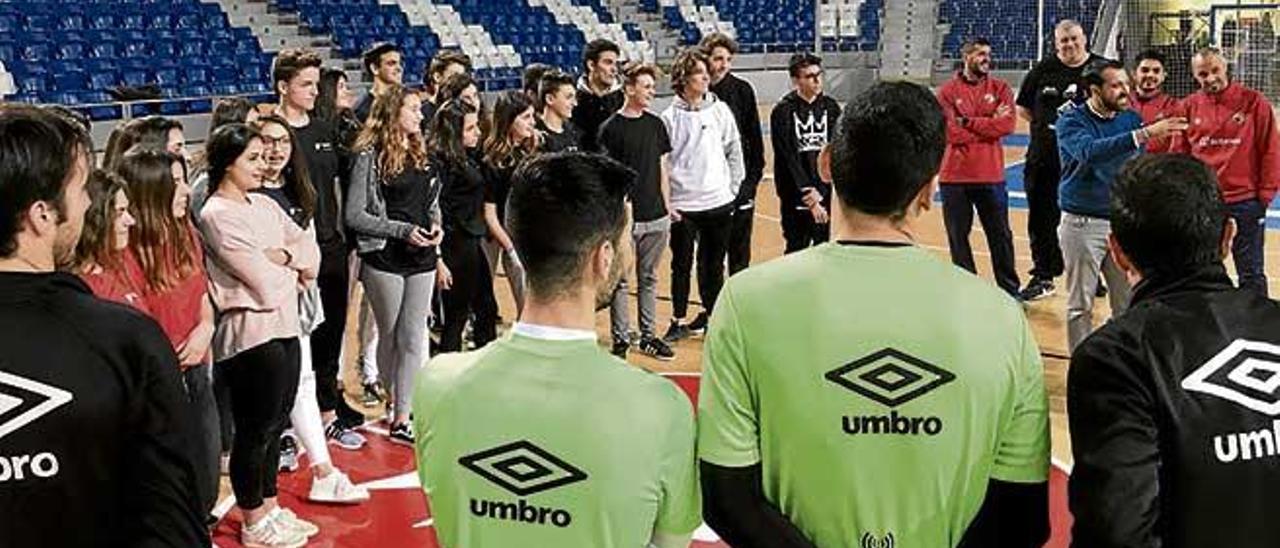 Alumnes de la Salle amb els jugadors del Palma Futsal.