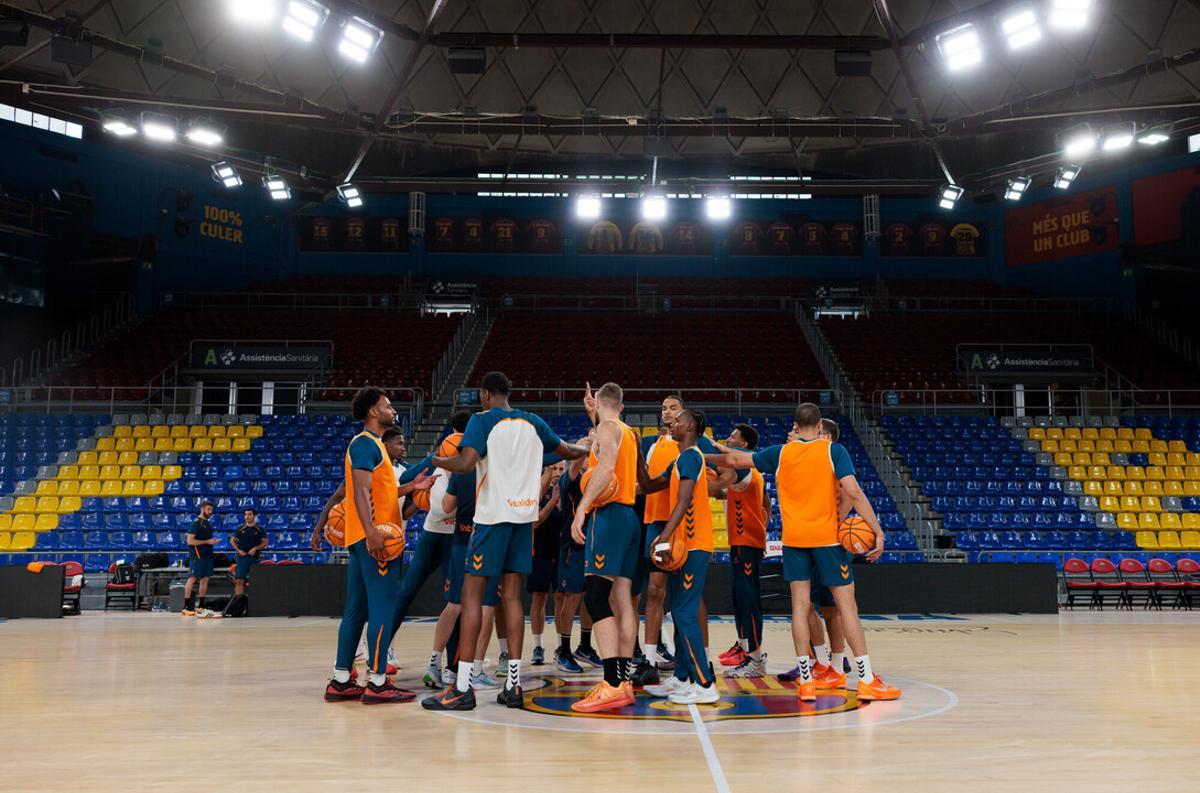 Los jugadores taronja, juntos antes del entrenamiento del martes en el Palau.