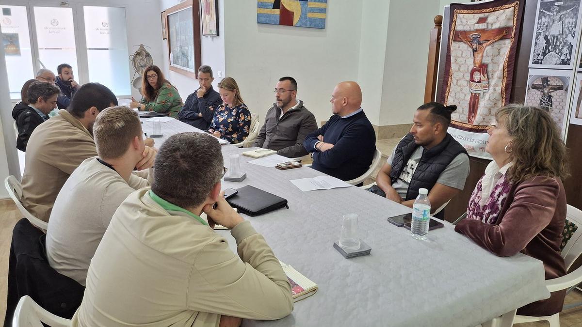 Benlloch, Fajardo y varios ediles del equipo de gobierno se reunieron con los representantes de la asociación de vecinos del barrio Hospital.