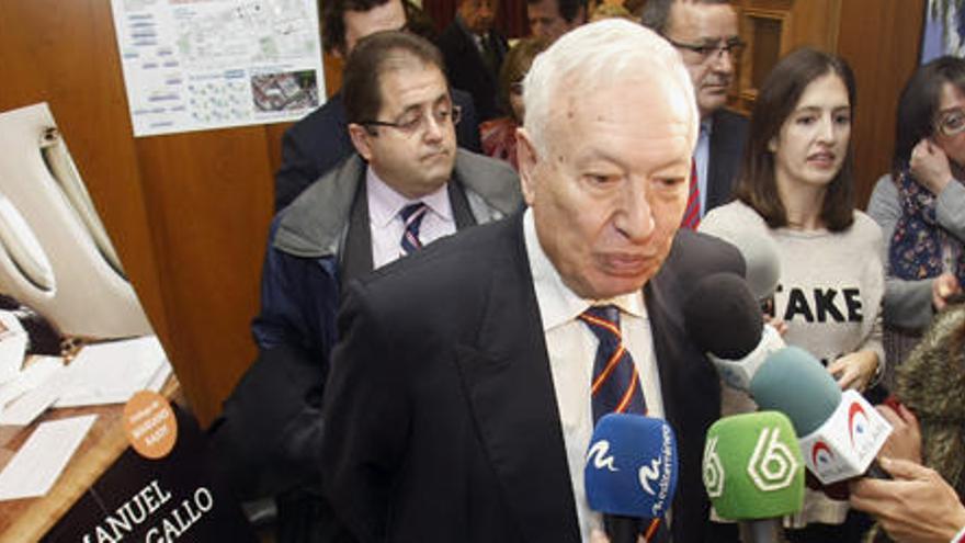 José Manuel García-Margallo atiende a los medios durante la presentación de su libro &quot;Todos los cielos conducen a España. Cartas desde un Avión&quot;, esta tarde en Alicante