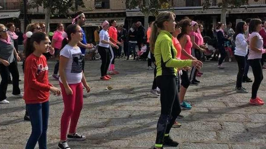 Vecinos practican zumba en la Plaza Mayor de Toro.