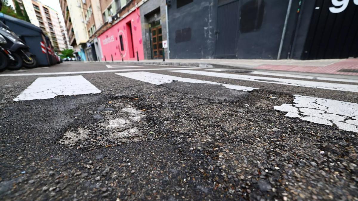 Uno de los socavones de la calle José Pellicer de Zaragoza.