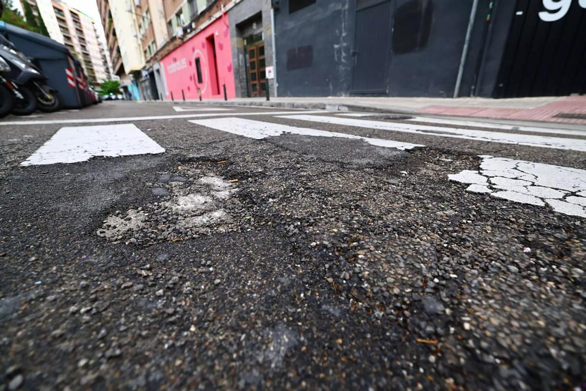 Uno de los socavones de la calle José Pellicer de Zaragoza.