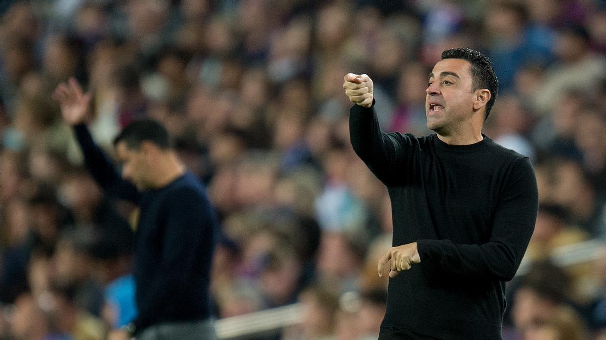 Xavi da instrucciones a sus jugadores con Michel al fondo en el Barça-Girona del Camp Nou.