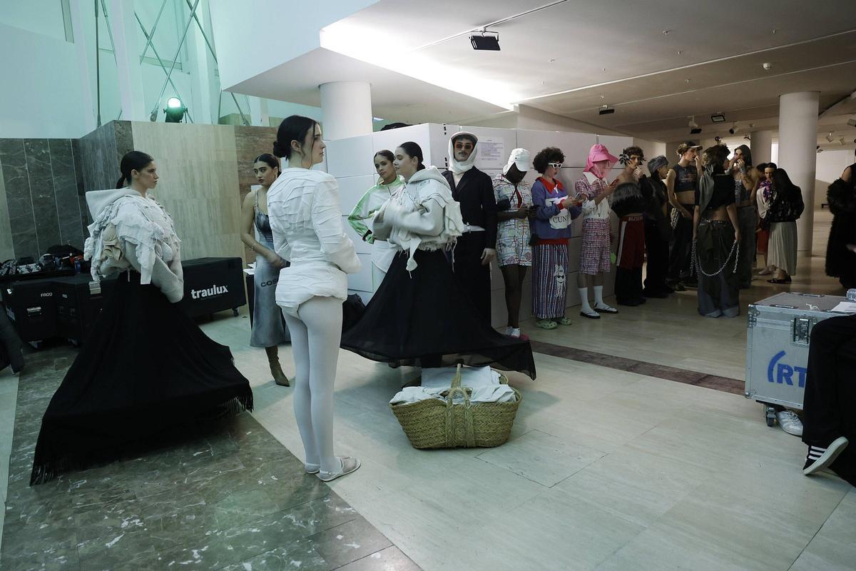 Otro plano de la trastienda del desfile de moda emergente Despunte 2026 celebrado en Santiago.