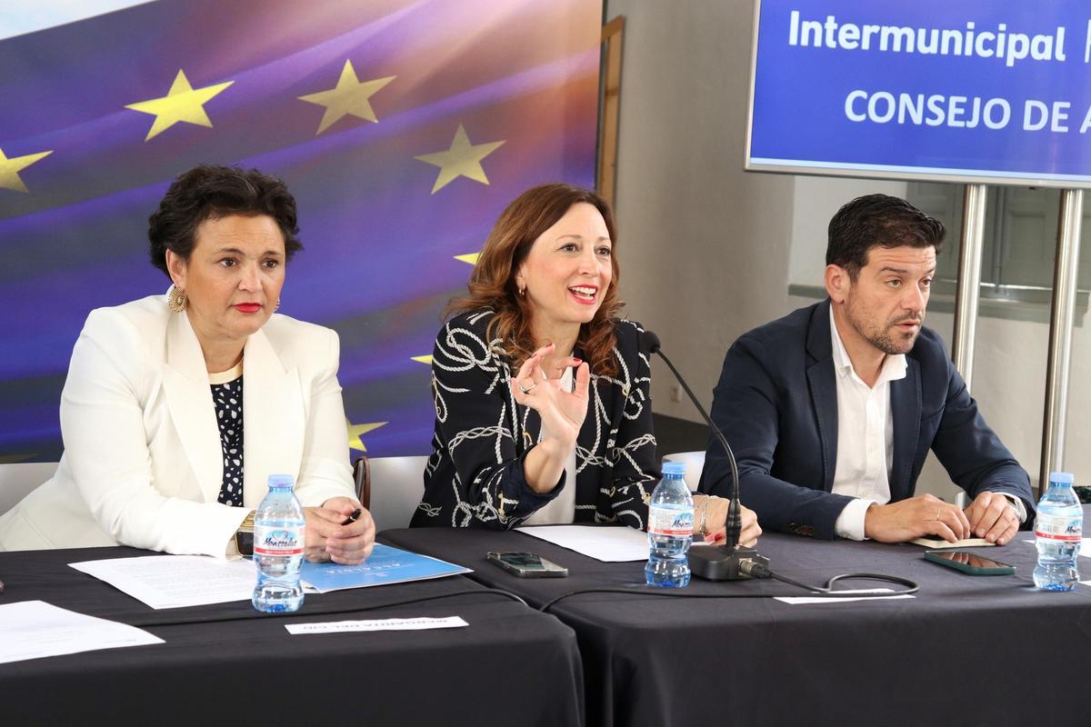 Margarita del Cid, Patricia Navarro y Cristóbal Ortega, en la reunión del Consejo de Alcaldes del PP de Málaga.