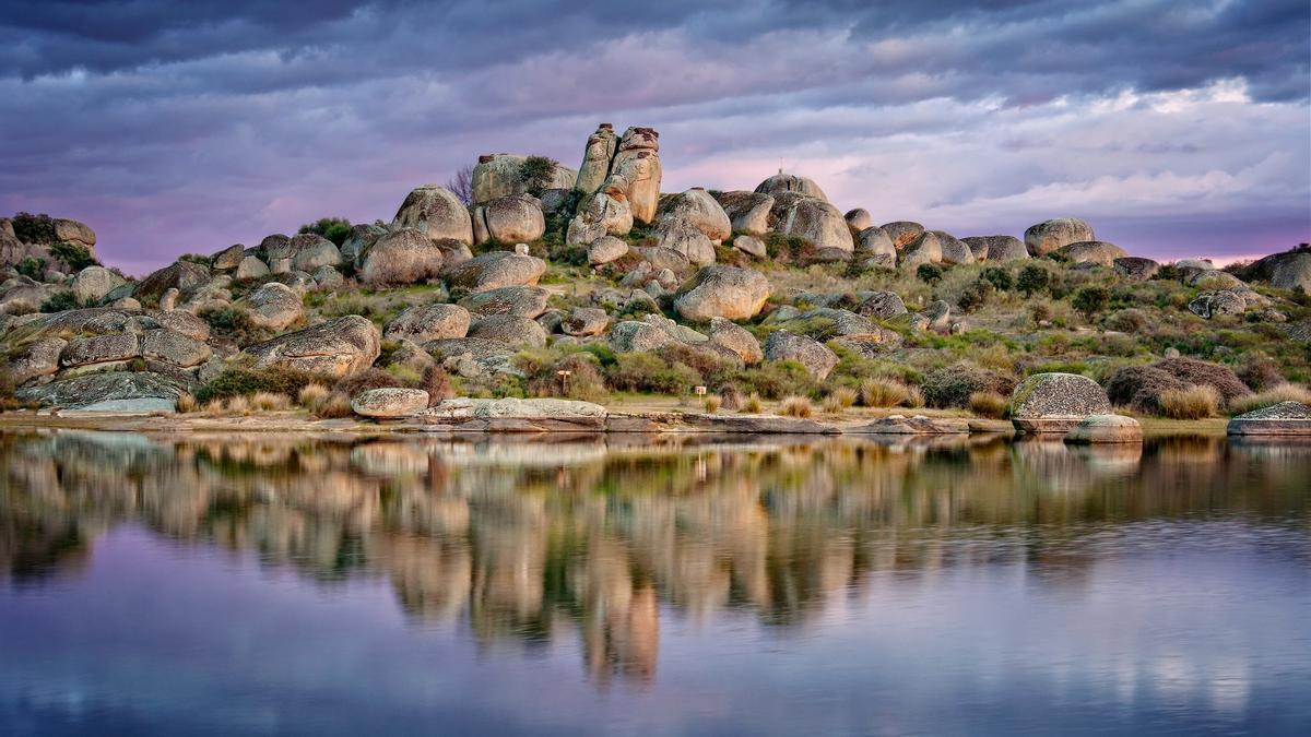 Los Barruecos. Impresionante vista del batolito granítico sobre las aguas de la charca.