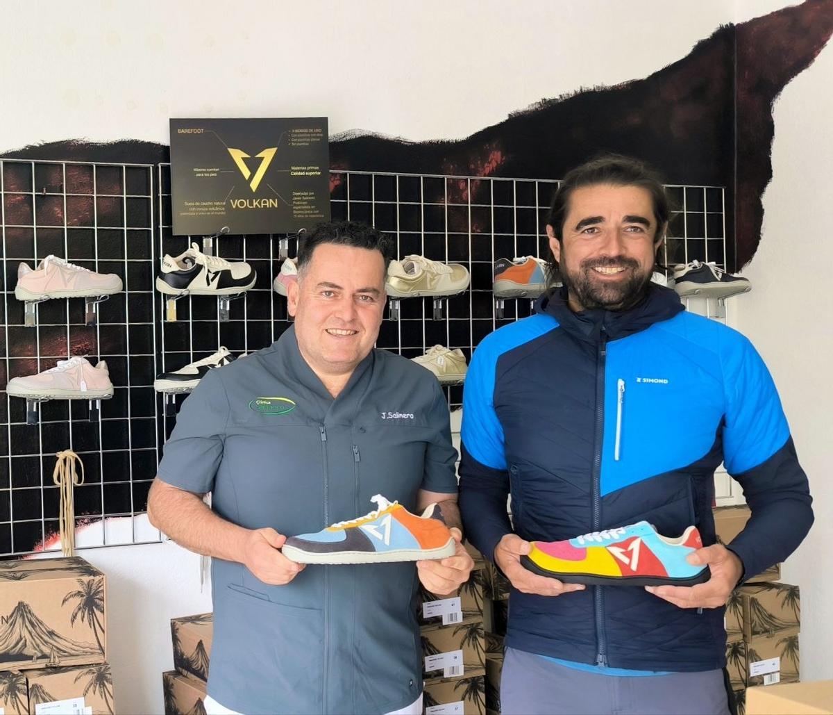 Javier Salinero (i) y Enrique Viña (d), en la tienda de El Paso.