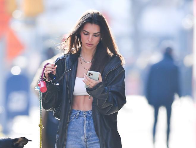 Emily Ratajkowski con el móvil