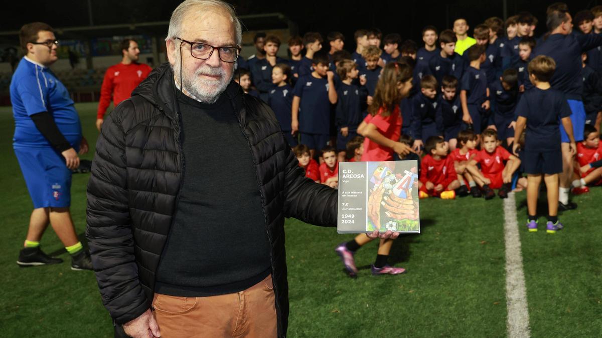 Gerardo Sampedro, con el libro sobre la historia del Areosa.