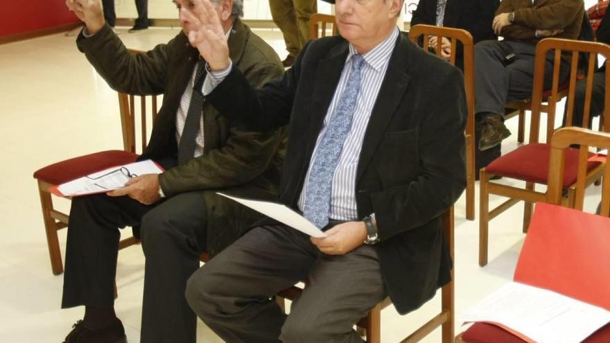 José Ángel Serantes (dcha.) vota como accionista en la junta de diciembre de 2011.