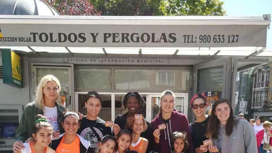 Las jugadoras del Zamarat, retiraron ayer sus carnets de socias.