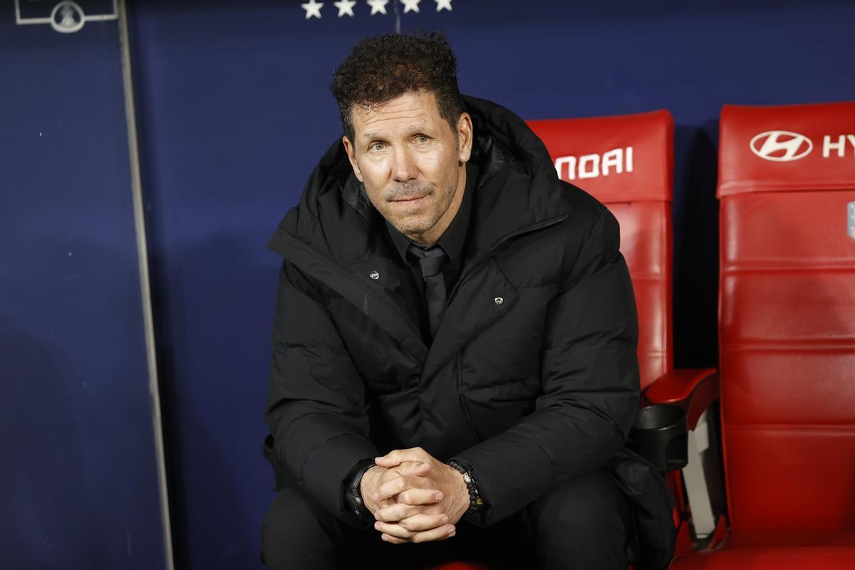 MADRID 18/03/2023.- El técnico del Atlético de Madrid, Diego Pablo Simeone momentos antes de dar comienzo el partido de la jornada 26 de LaLiga Santander que disputan con el Atlético de Madrid este sábado en el Cívitas Metropolitano de Madrid. EFE/ Chema Moya