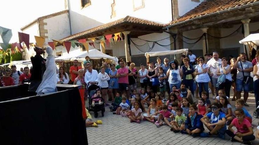 Éxito del Mercáu Marineru en Lastres