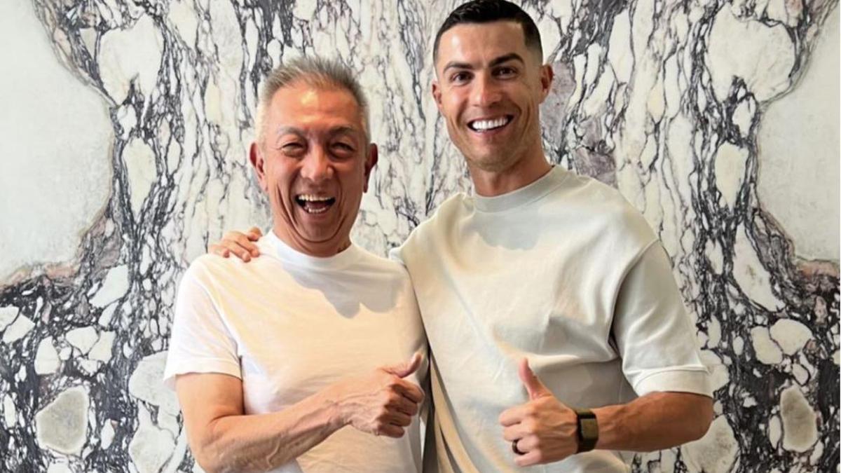Peter Lim y Cristiano Ronaldo, posando felices para una foto.