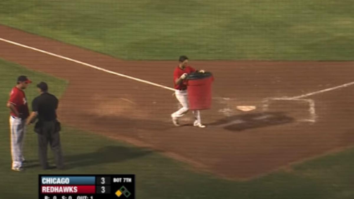 La curiosa reacción de un jugador de béisbol tras ser expulsado