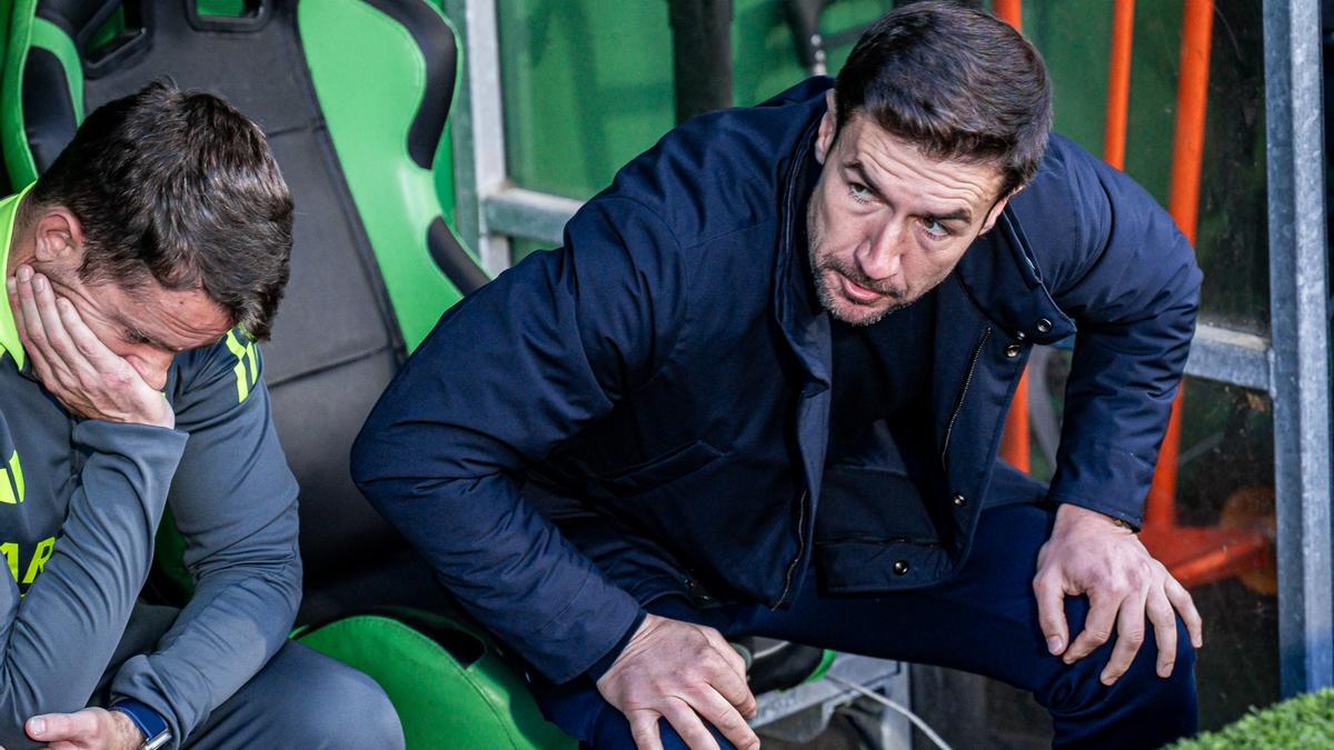 Gabi Fernández, en el banquillo de Santander justo antes del comienzo del partido.