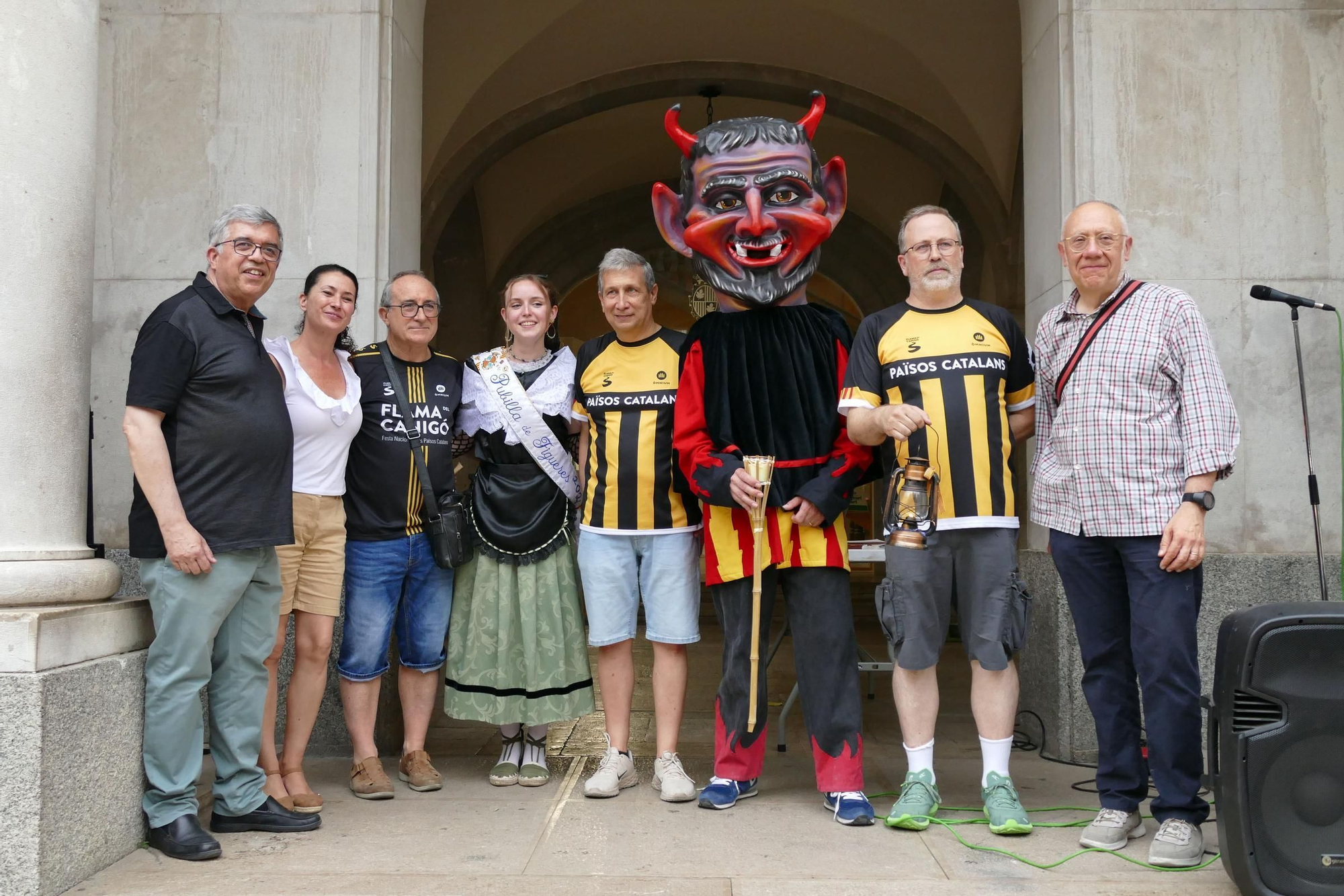Figueres rep la Flama del Canigó i reparteix la llum de la catalanitat per tota la comarca