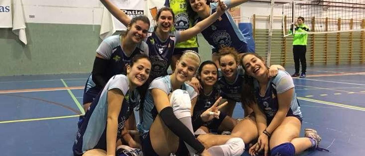 Las jugadoras ourensanas celebran la victoria. // FdV