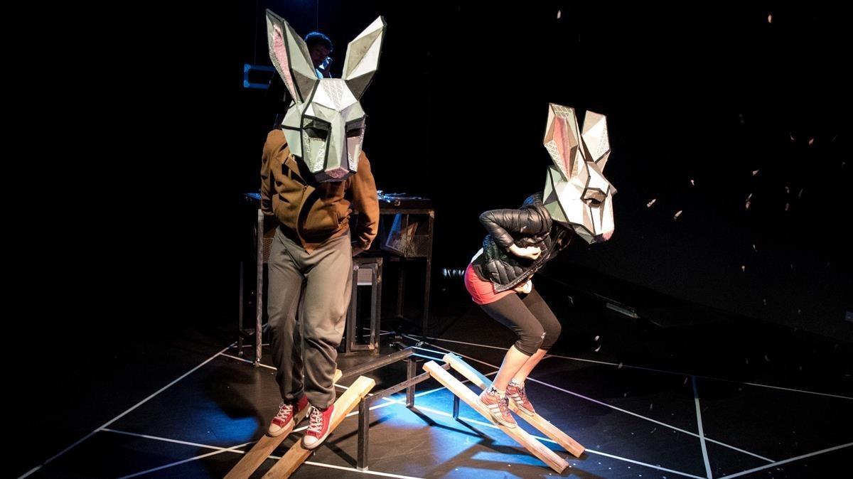 Una escena de ’Fuga de conills’, una obra de Martina Cabanas. Una escena de ’Fuga de conills’, una obra de Martina Cabanas.