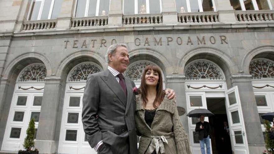 El actor Arturo Fernández y la actriz ovetense Carmen del Valle posan delante del teatro Campoamor de Oviedo donde estrenarán el próximo 19 de mayo la obra &quot;La montaña rusa&quot; a la que hoy se ha referido Arturo Fernández como &quot;la mejor y la más difícil&quot; de sus comedias