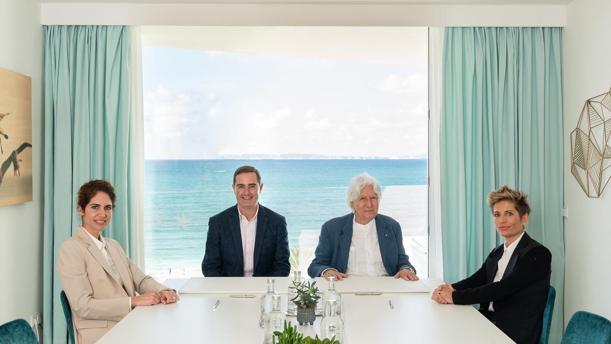 Sabina Fluxá, Keith Barr, CEO de IHG, Miguel Fluxá y Gloria Fluxá en la firma del acuerdo.