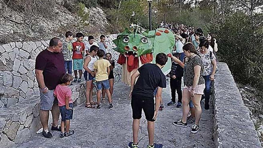 Festa del Sol que balla  Sant Joan se rinde a Sa Dragona de Son Juny