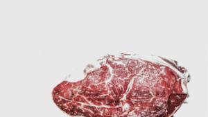 Según la evidencia disponible, hay que limitar el consumo de carne roja.